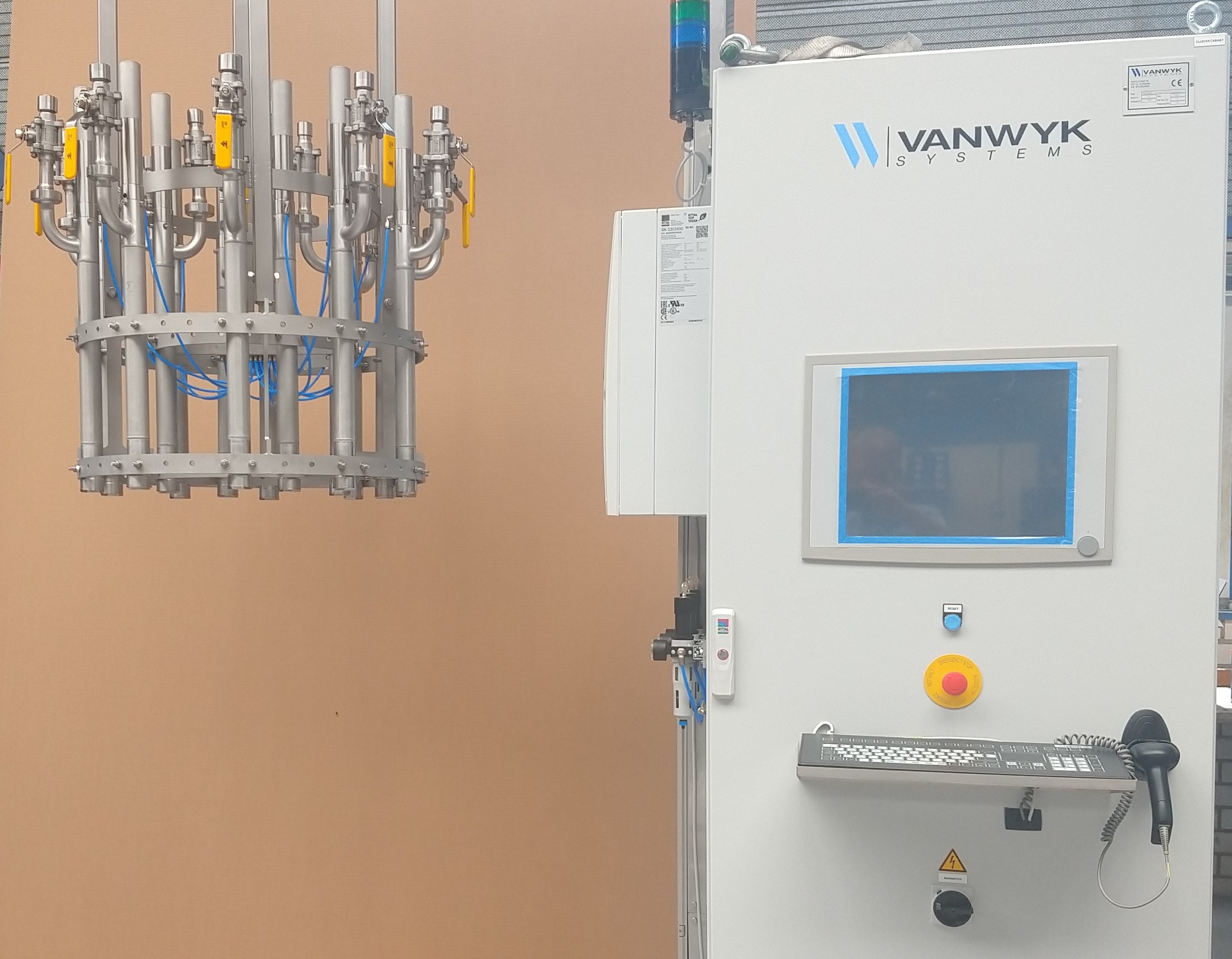 Cluster with panel and scale-01